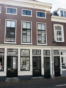 819213 Gezicht op de voorgevel van het pand Lange Nieuwstraat 73 te Utrecht, met rechts in de pui de toegangsdeur tot ...